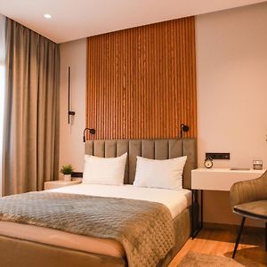 Deluxe Double Room Shower